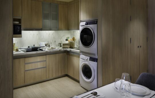 SR_Thailand_BKK_Som Sukhumvit Thonglor_2BRM_Exe_Kitchen and Dining area 02-LR