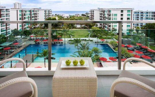 deluxe-pool-view_balcony